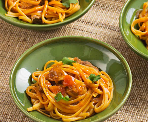 Tallarines saltados con carne