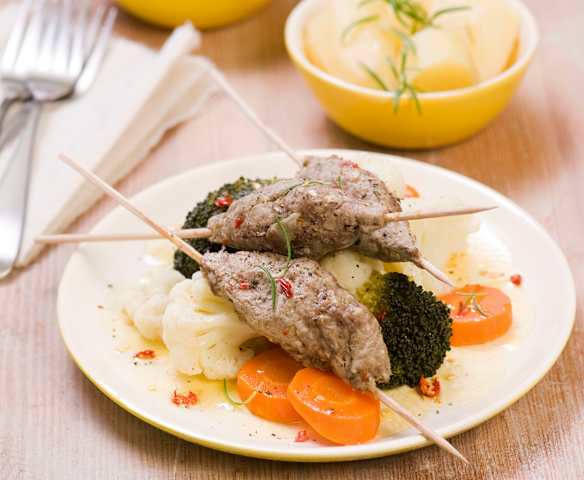 Jehněčí špízy s omáčkou charmoula a bramborami s rozmarýnem