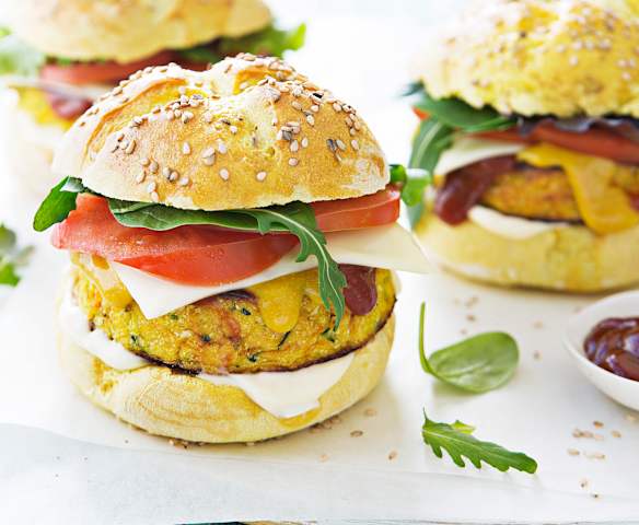 Hamburguesas de coliflor y calabaza con pan de cúrcuma