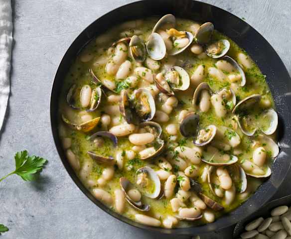 Fabas con almejas en cocción lenta