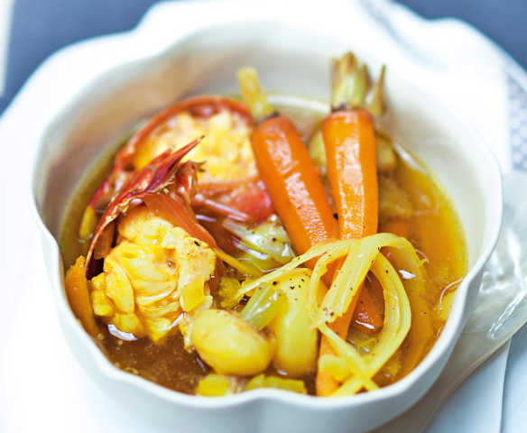 Nage de langouste aux petits légumes et safran