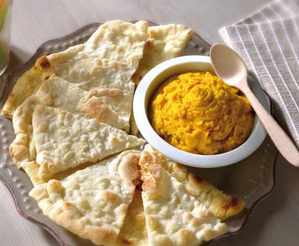 Triangoli di pane arabo con hummus di zucca
