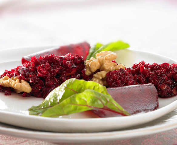 Rote-Bete-Salat mit Äpfeln und Nüssen
