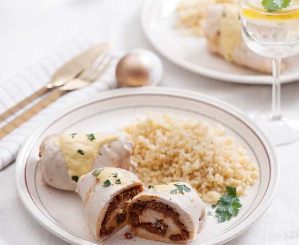 Roladki z kurczaka z chorizo i jogurtowym sosem curry