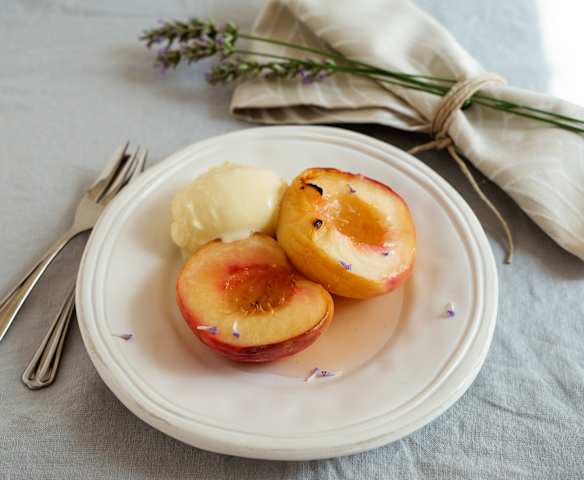 Geschmorter Weinbergpfirsich mit Lavendeleis