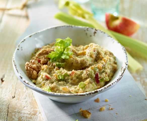 Apfel-Walnuss-Salat mit Staudensellerie Apfel-Walnuss-Salat mit Staudensellerie