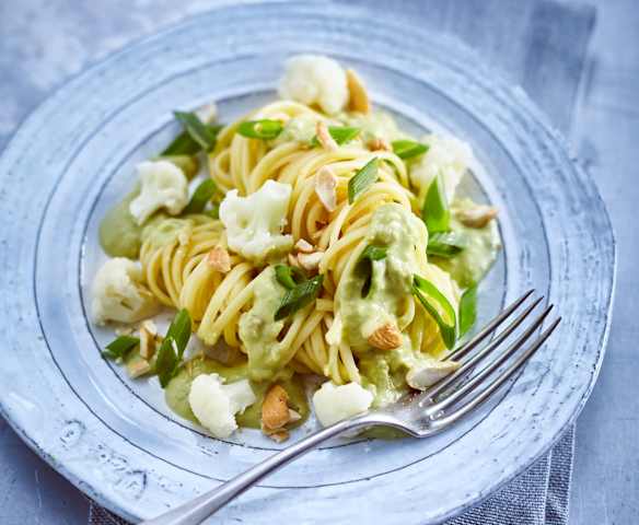 Linguine mit Blumenkohl und Avocado-Schmand-Sauce