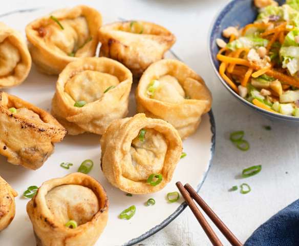 Raviolis wonton frits et poêlée de chou aux cacahuètes
