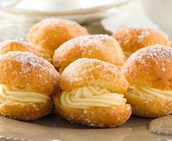 Pelotas de fraile rellenas de crema pastelera