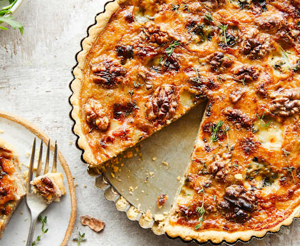 Tarte au roquefort, oignons caramélisés et noix