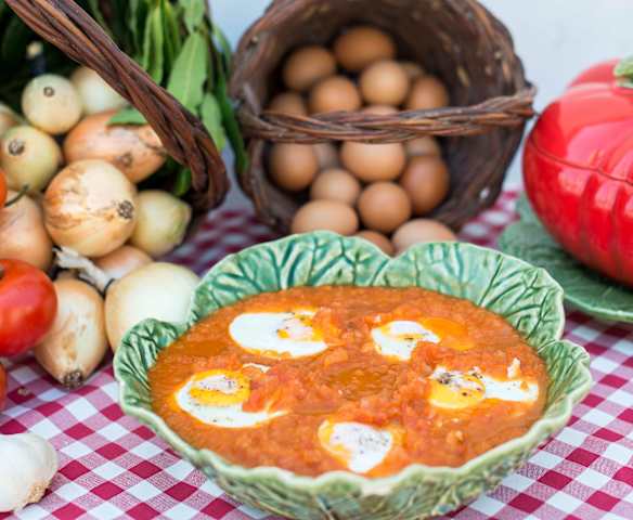 Tomatada com ovos escalfados