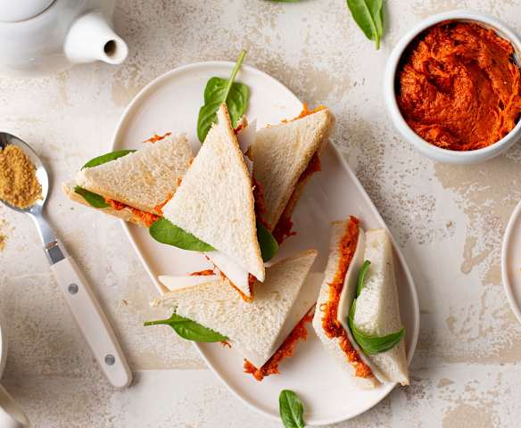 Sándwiches de sobrasada y miel con queso y espinacas Sándwiches de sobrasada y miel con queso y espinacas