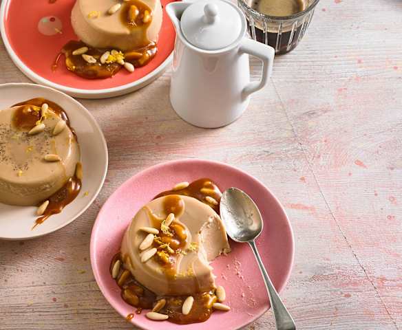 Kaffee-Panna-cotta mit Pinienkern-Karamellsauce