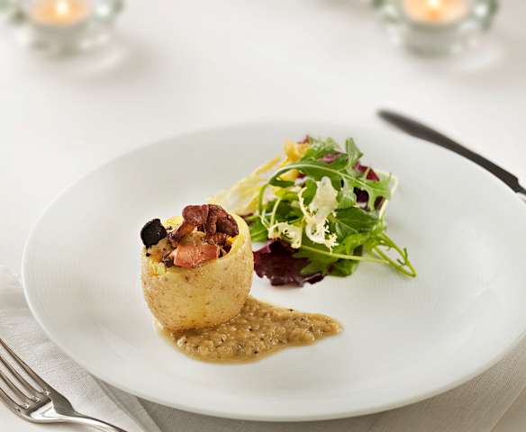 Patatas rellenas de setas y foie con salsa de trufa