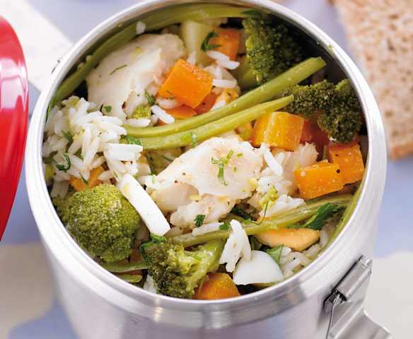 Salada de arroz com legumes e peixe