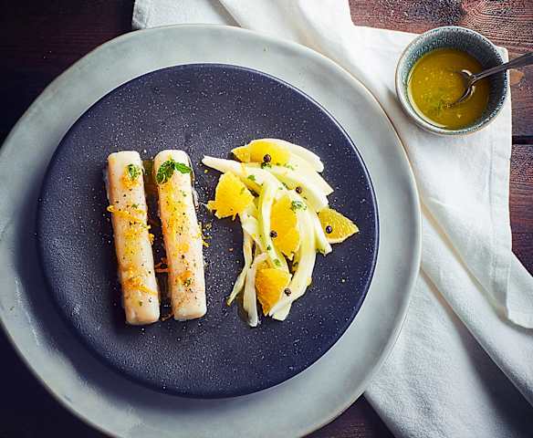 Filetto di nasello con contorno di finocchi e arance