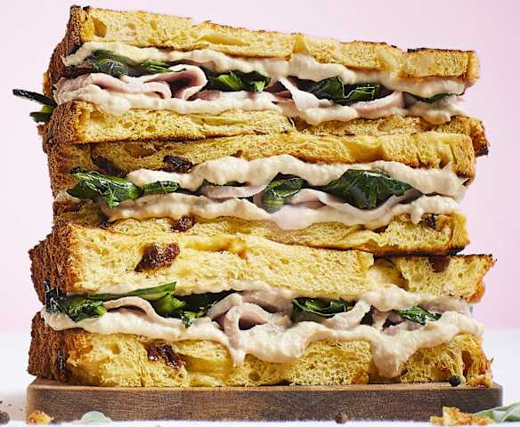 Sandwich di panettone con vitello tonnato