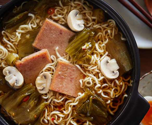 泡椒酸菜午餐肉方便面