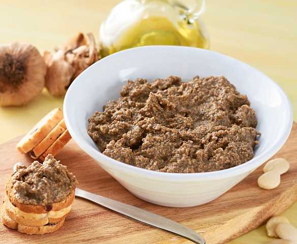 Crema untable de aceitunas y almendras con ajo negro