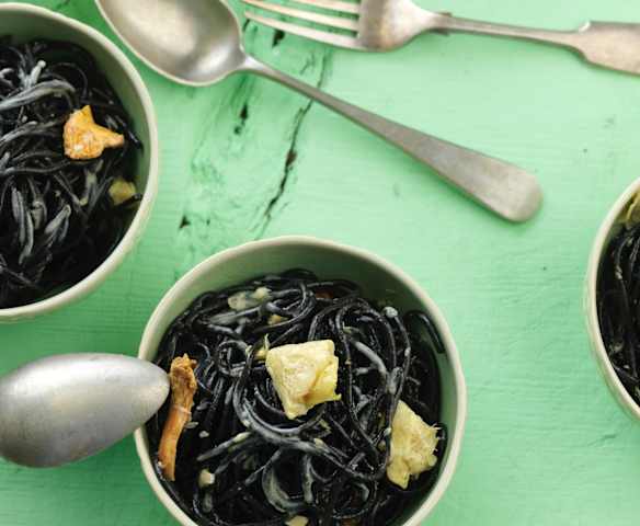 Espaguetis negros con fricasé de alcachofa
