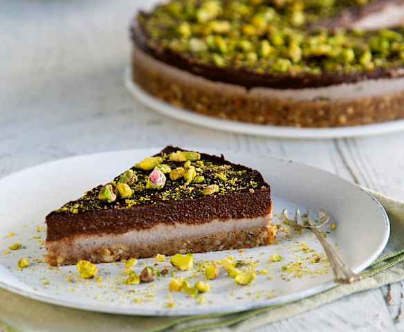 Τάρτα με κρέμα από φιστίκια κάσιους και μους σοκολάτας με αβοκάντο