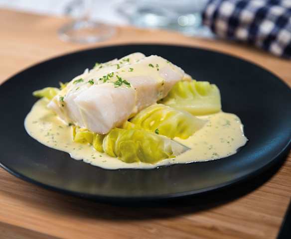 Dampet Torsk med Spisskål og Sandefjorsmør