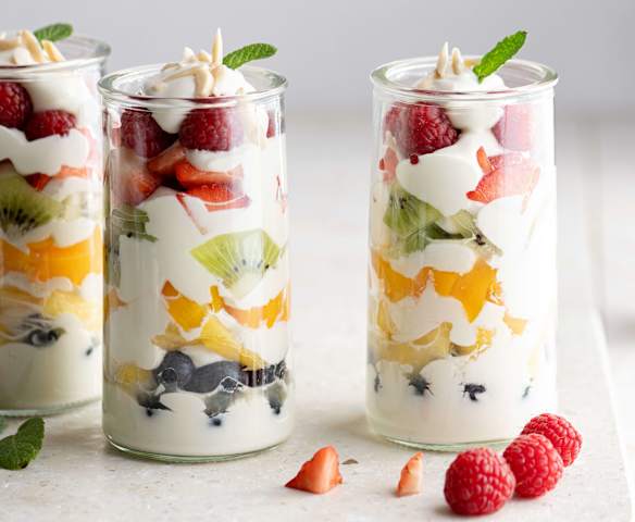 Vasitos arcoíris de fruta y crema de yogur Vasitos arcoíris de fruta y crema de yogur