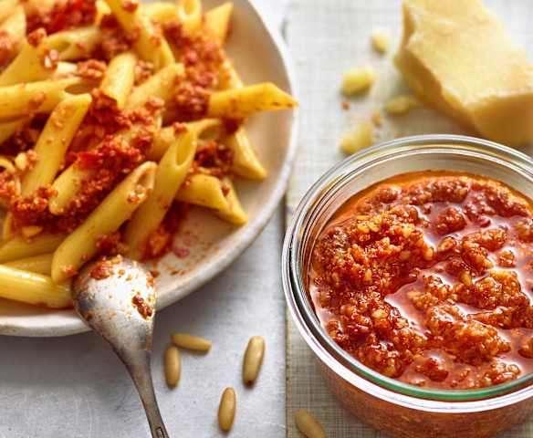Rotes-Pesto-Dressing zu Nudelsalat