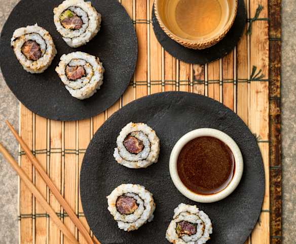 Sushi z pikantnym tuńczykiem Sushi z pikantnym tuńczykiem