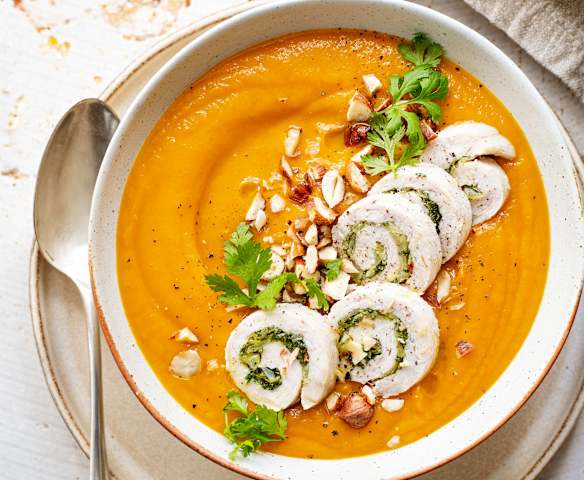 Soupe de patates douces à la noisette et filets de dinde aux herbes