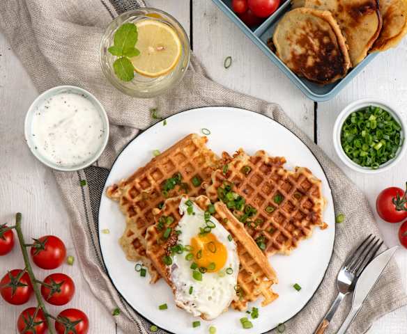 Wytrawne gofry lub placki z szynką i serem