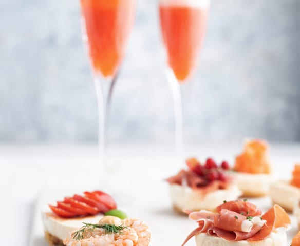 Erdbeer Cocktail mit pikanten Mini-Cheesecakes Erdbeer Cocktail mit pikanten Mini-Cheesecakes