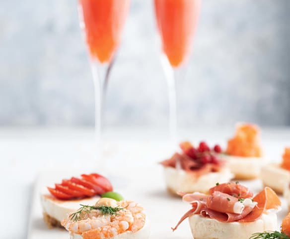 Cocktail Rossini con mini cheesecake salate Cocktail Rossini con mini cheesecake salate