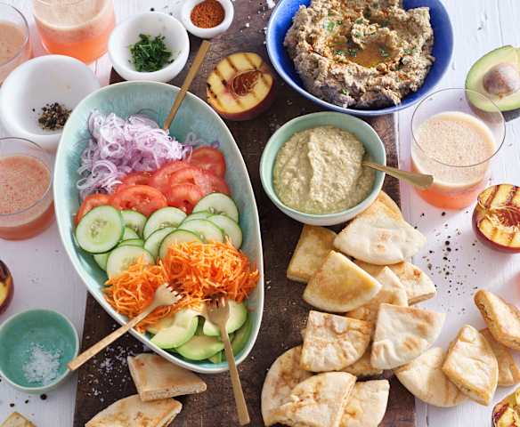 Tábua de Verão - Húmus de lentilhas, salada, pão pita tostado e Bellini de pêssego