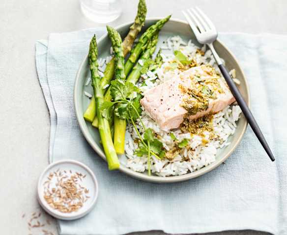 Saumon aux asperges, sauce aux câpres et riz au cumin