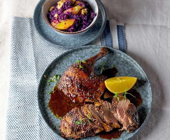 Ente vom Drehspieß mit Orangensauce und Rotkrautsalat