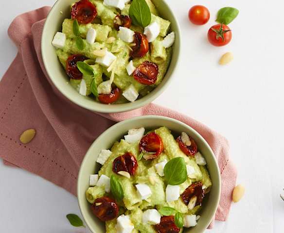 Insalata di pasta con pesto di zucchine e pomodorini confit