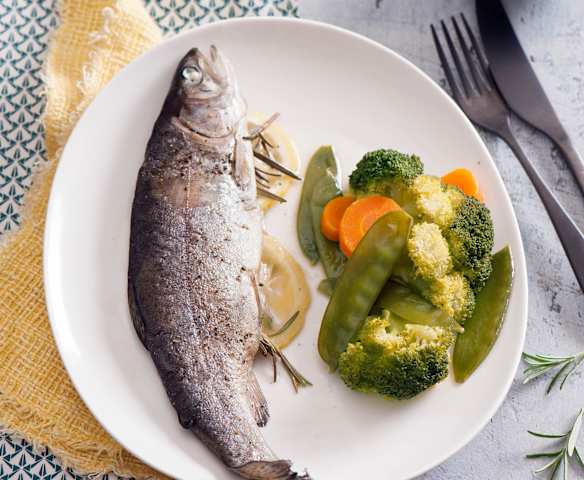 Cytrynowo-rozmarynowy pstrąg i warzywa na parze