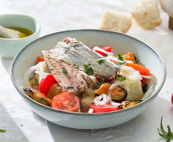 Bol de sardinas, mejillones, tomate y pan