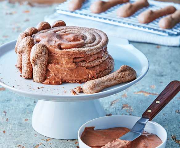 Pastel de merengue y mousse de chocolate