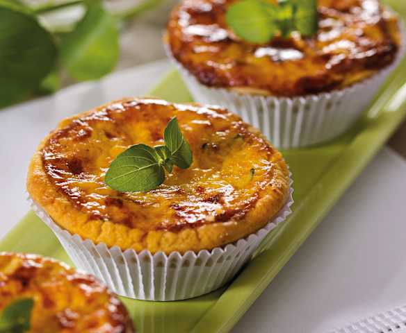 Mini quiche de palmito e manjericão