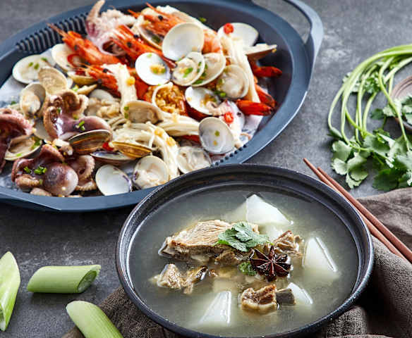 清炖羊排汤配蒜蓉海鲜蒸金针菇