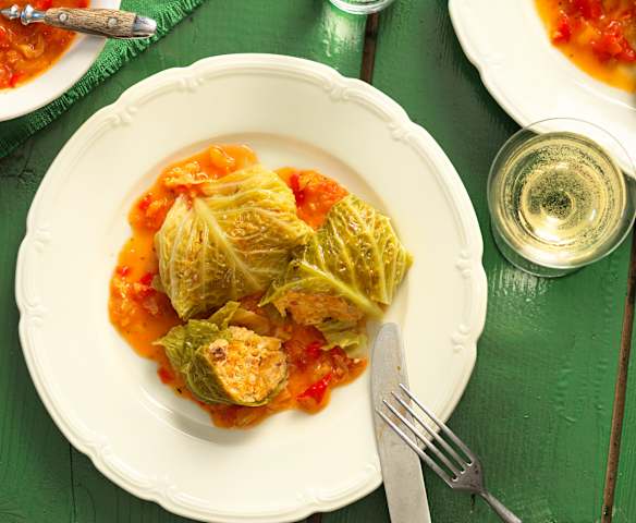 Wirsingrouladen mit Hendlfülle und Paprikagemüse