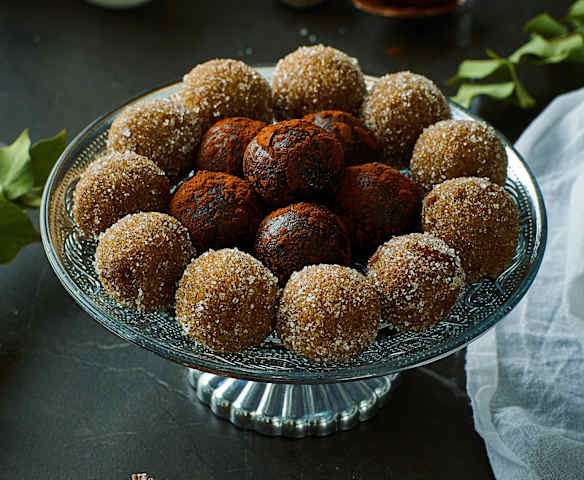 Bis di tartufini: pandoro e pistacchio; cioccolato e amaretti