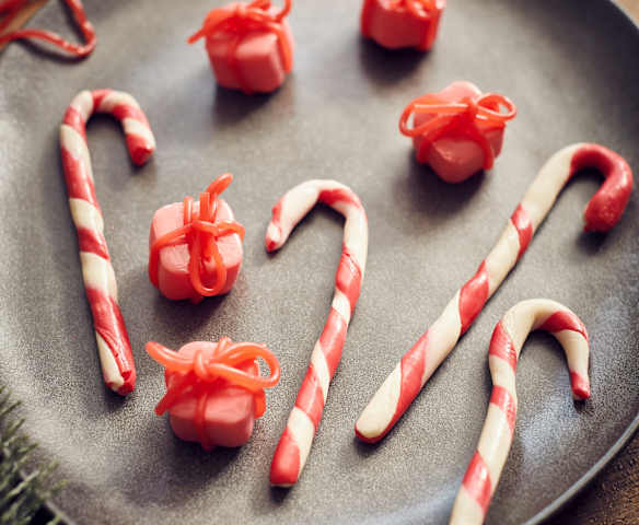 Zuckerstangen und Geschenke-Bonbons für Lebkuchenhäuser Zuckerstangen und Geschenke-Bonbons für Lebkuchenhäuser
