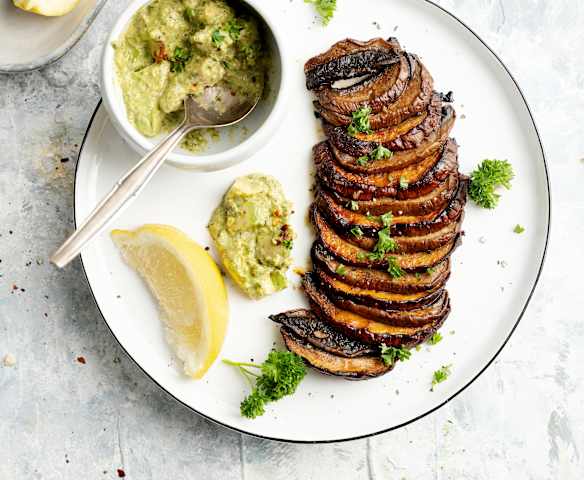 Rebanadas de portobello con chimichurri de aguacate