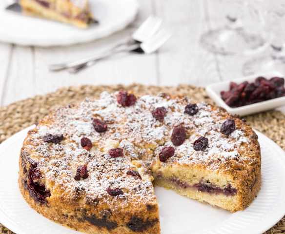 Sbriciolata di farro e nocciole ai frutti di bosco