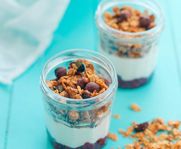 Iogurte grego com aroma de limão, doce de framboesa e granola