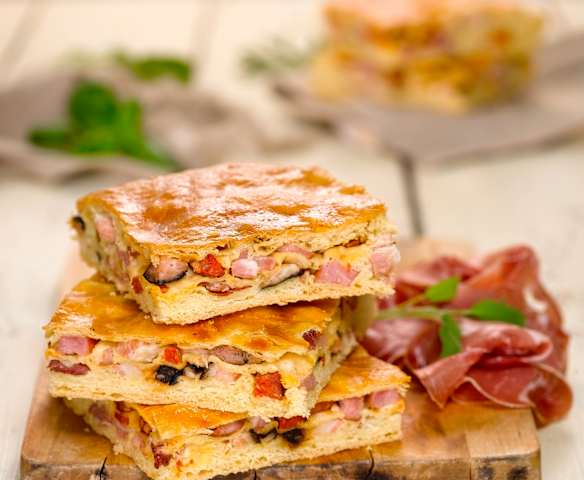 Mazancové těsto plněné klobásou