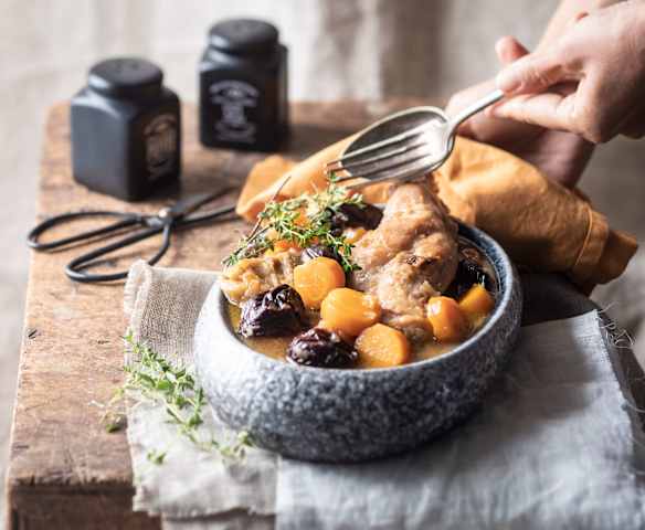 Cuisse de lapin, carottes et pruneaux